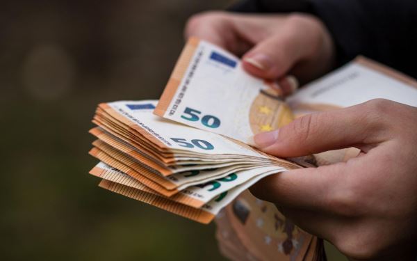 Курс евро поднялся выше ₽100 впервые с 28 февраля