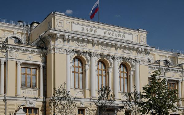 Вложения россиян в иностранные активы за год упали в три раза до ₽1 трлн